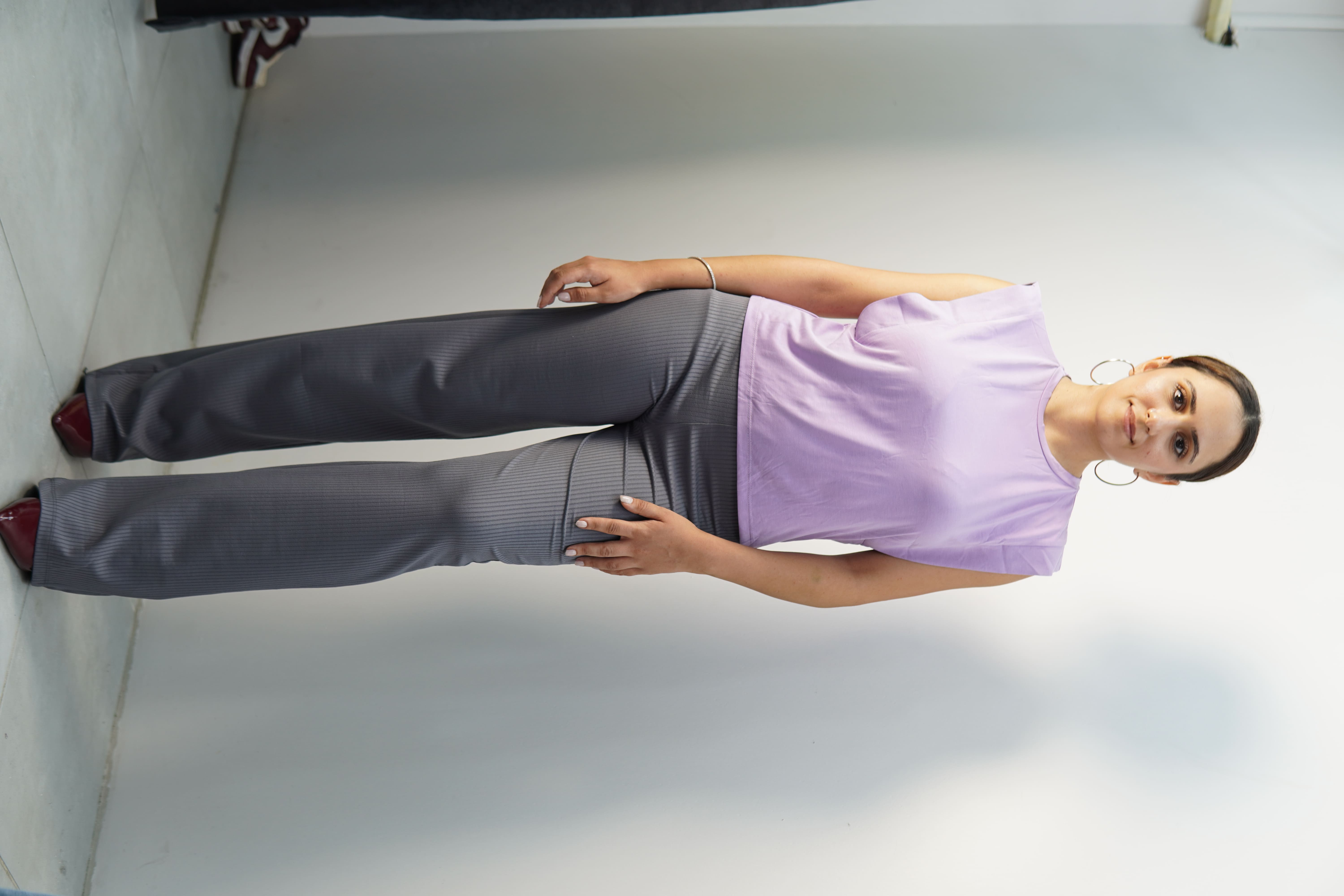 Çizgi detaylı gri tat