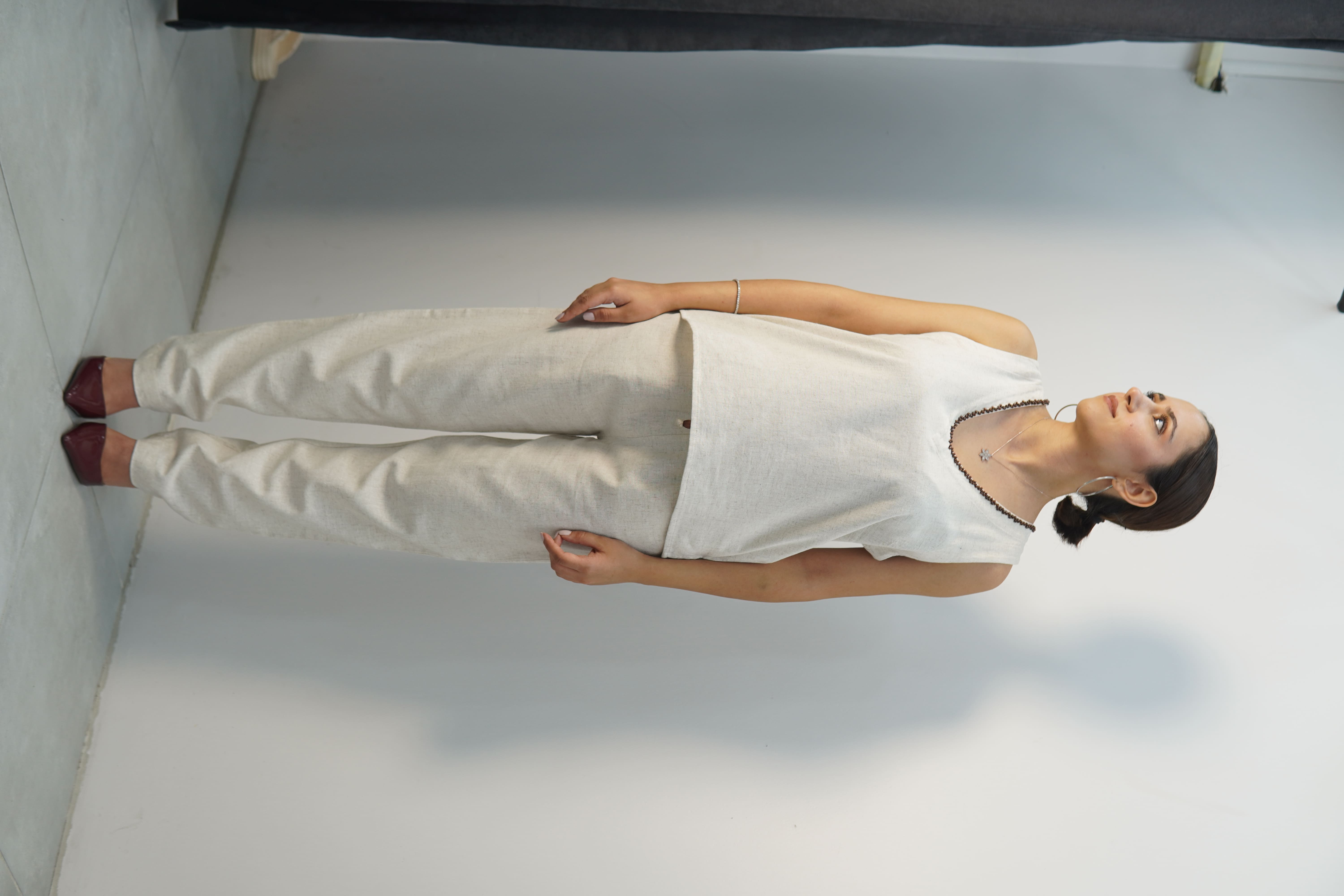 Yaka detaylı beyaz keten takım 