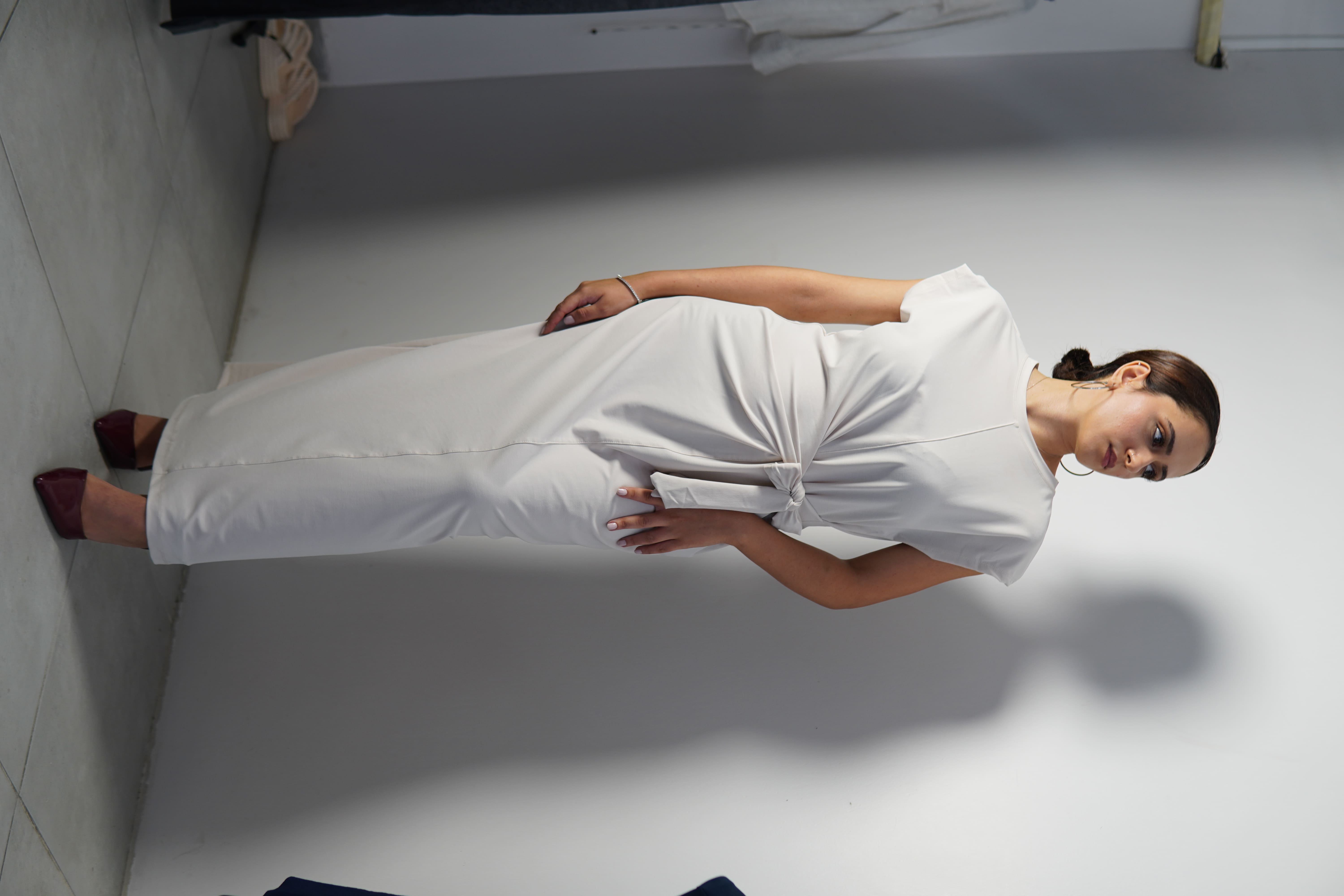 Kurdele detaylı krem elbise 