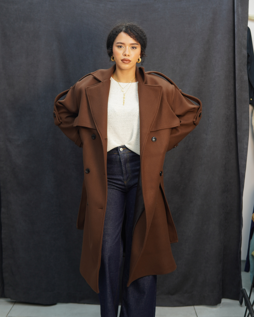 Kahverengi pervazlı uzun kaban