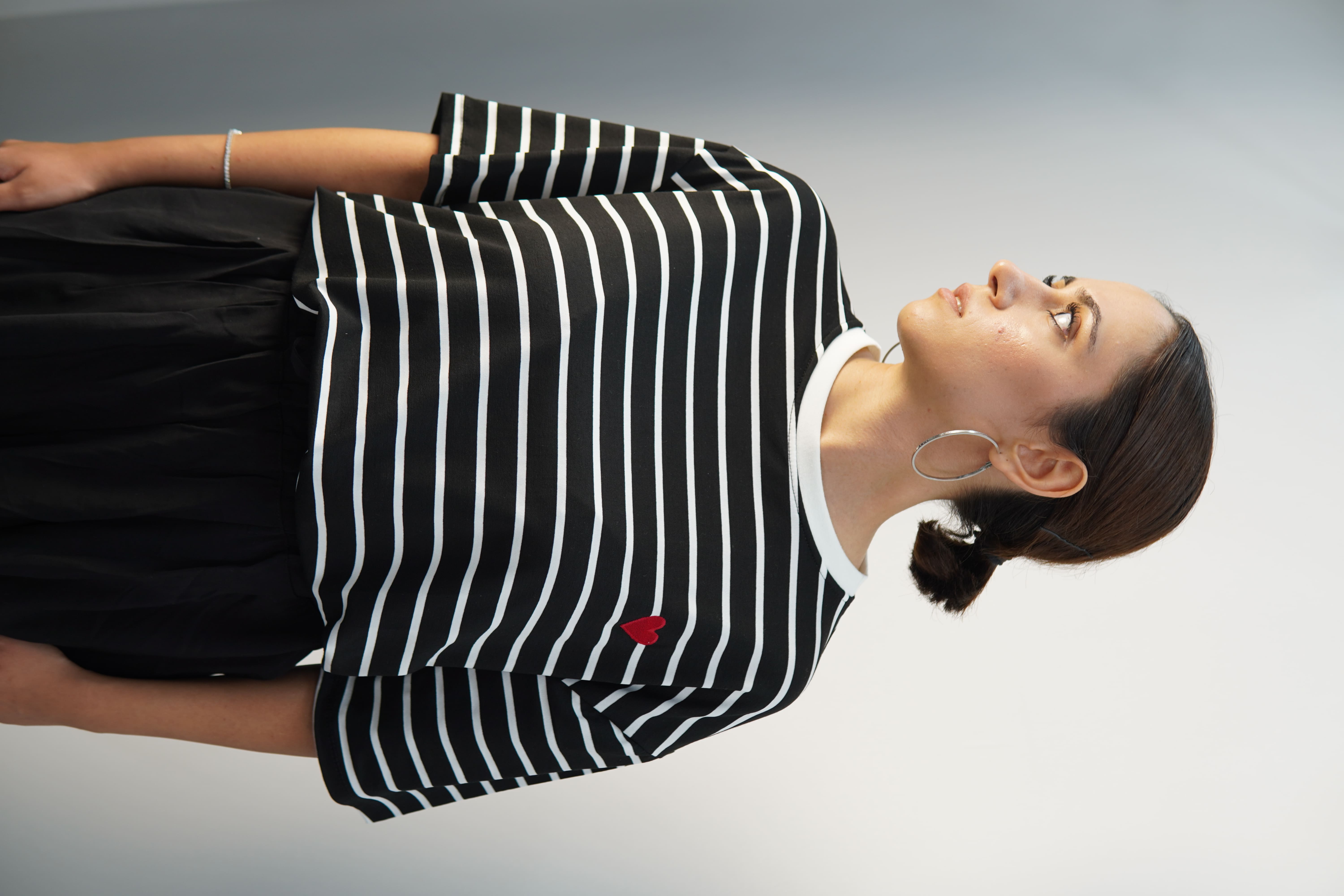 Kalp detaylı beyaz çizgi detaylı siyah tişört