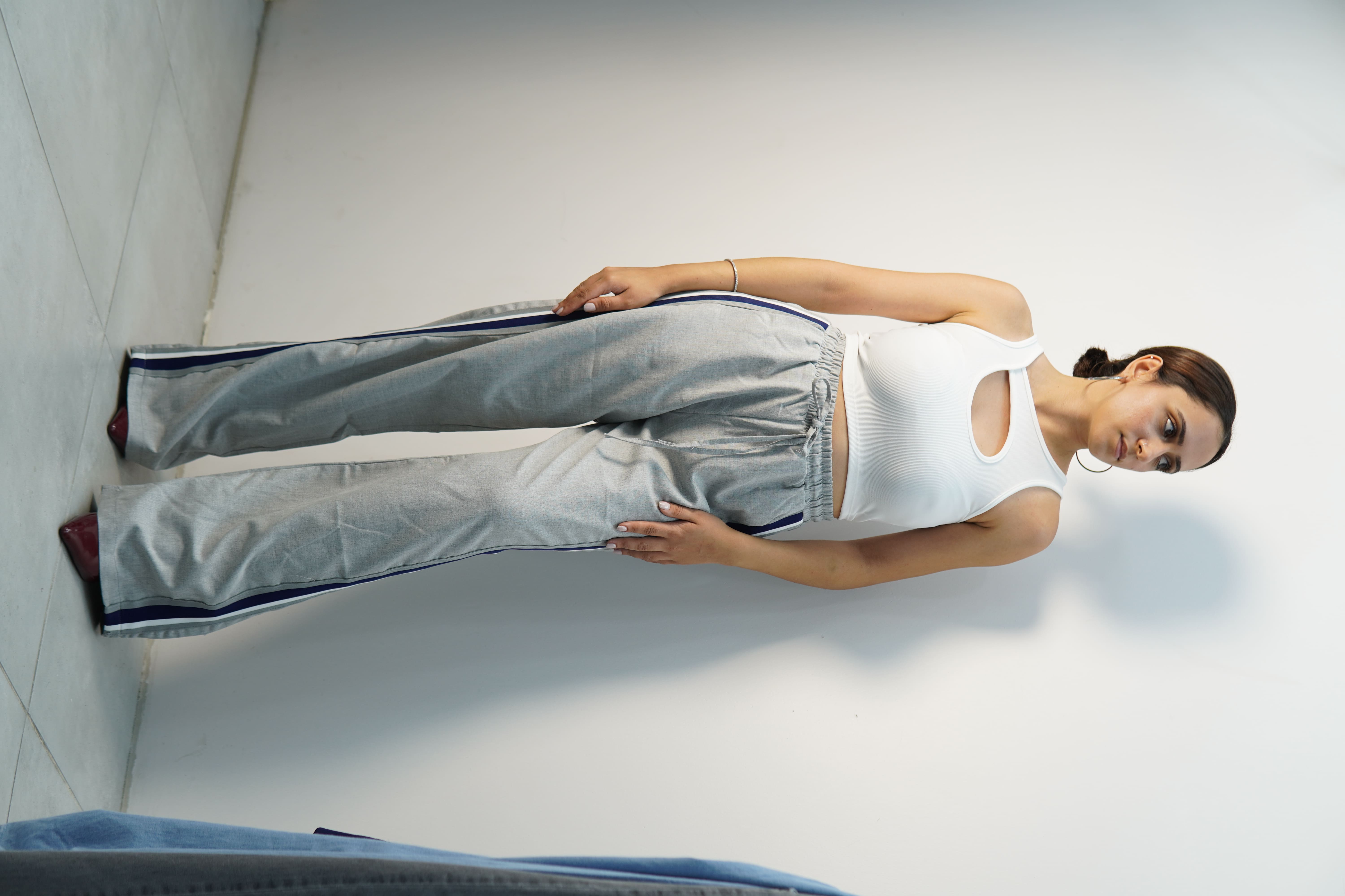 lacivert ve beyaz çizgili gri pantolon