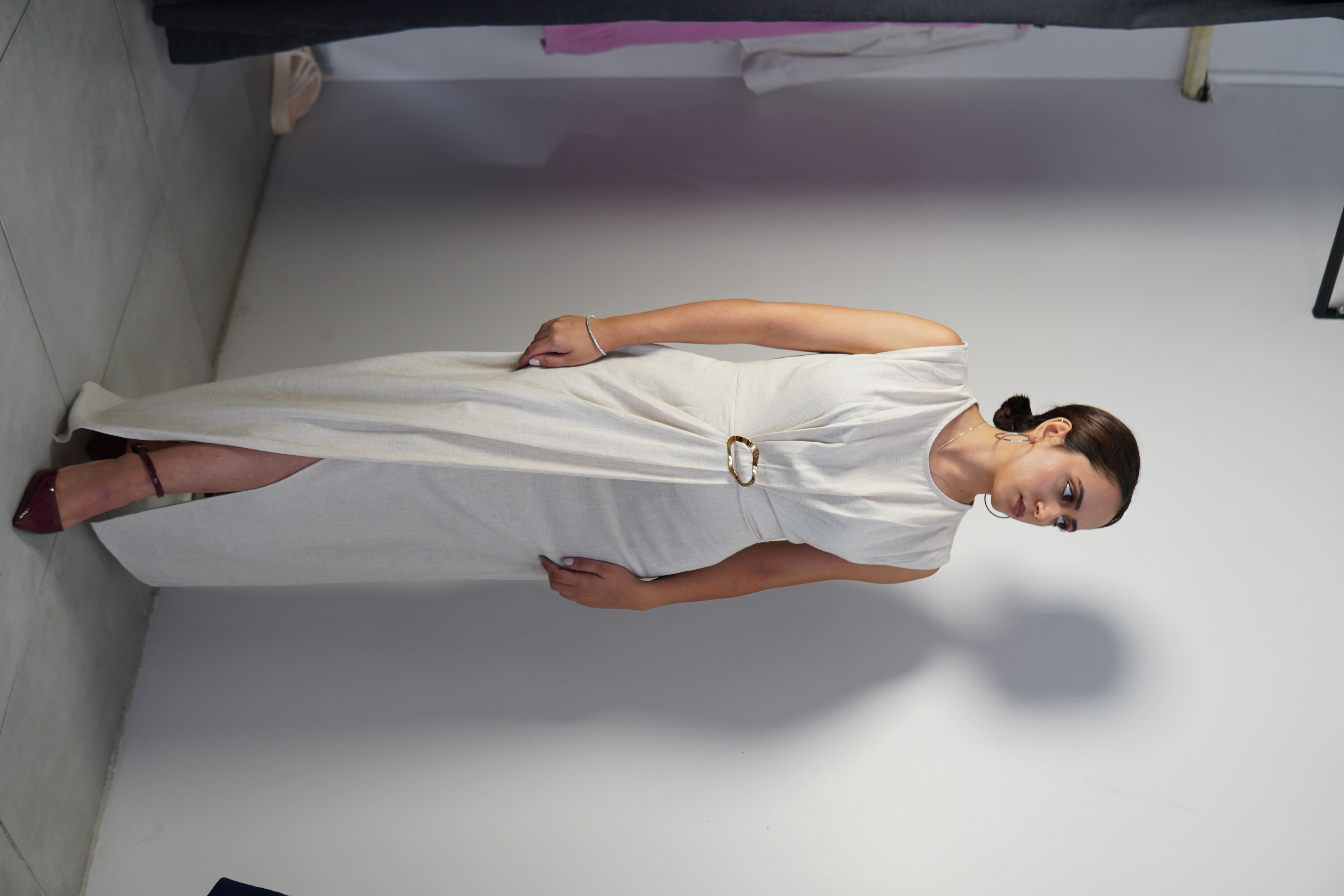 Toka detaylı önden yırtmaçlı elbise 