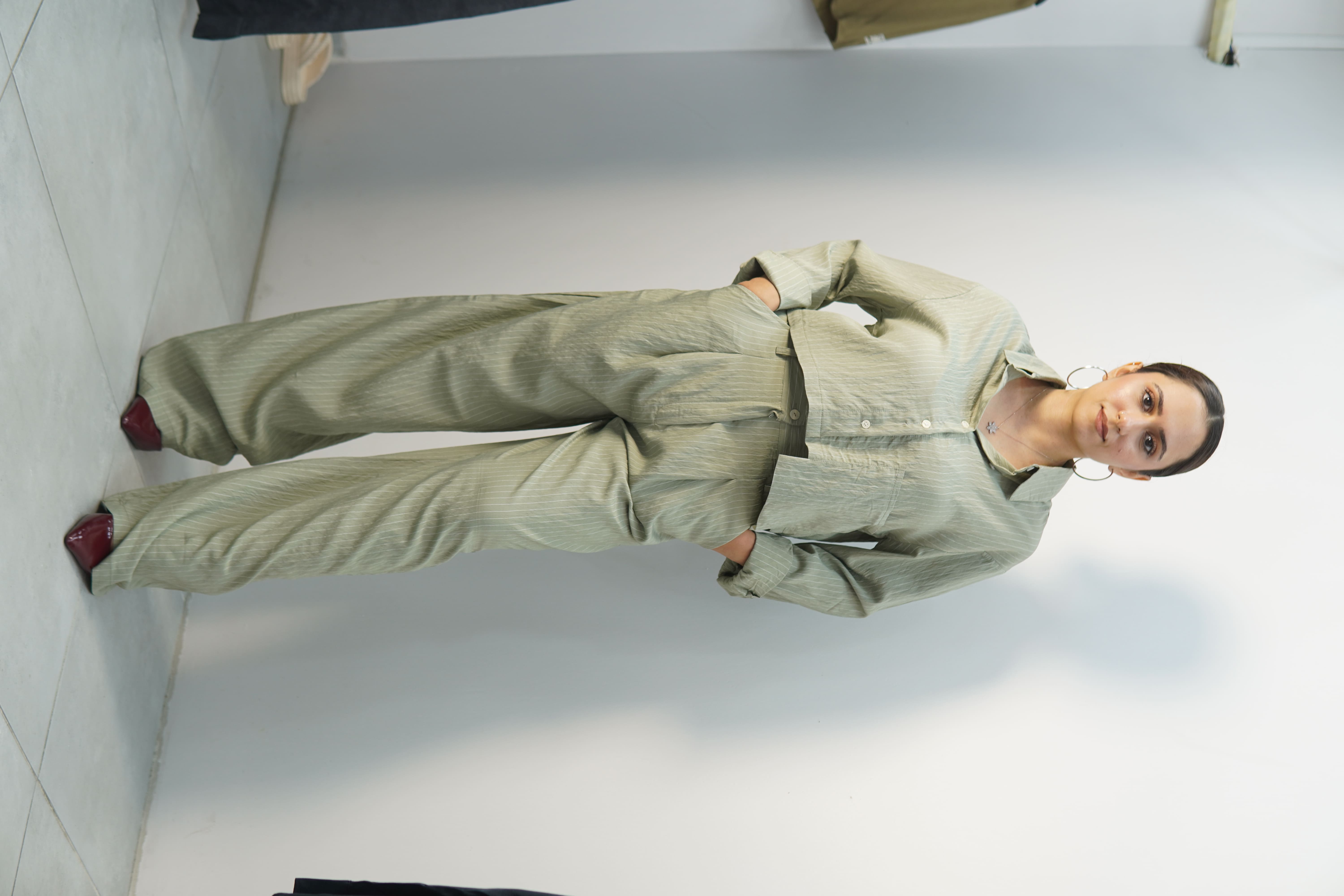 Beyaz çizgili yeşil alt üst takım 