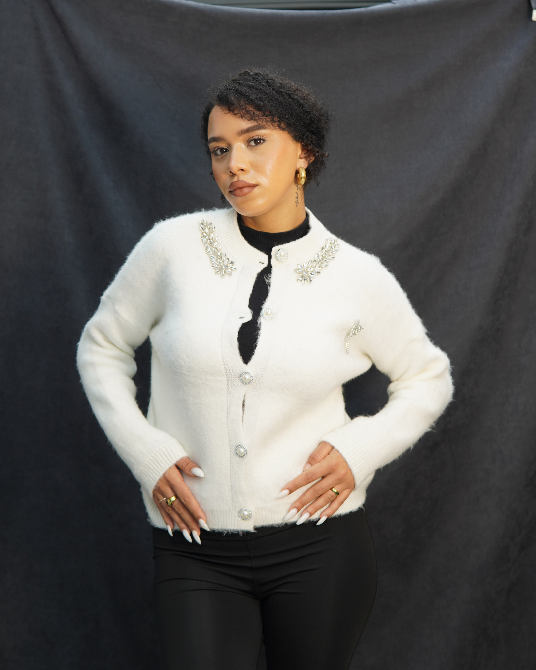 Beyaz taş işlemeli triko hırka