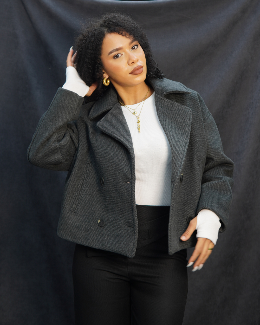 gri dört düğmeli kısa kaban