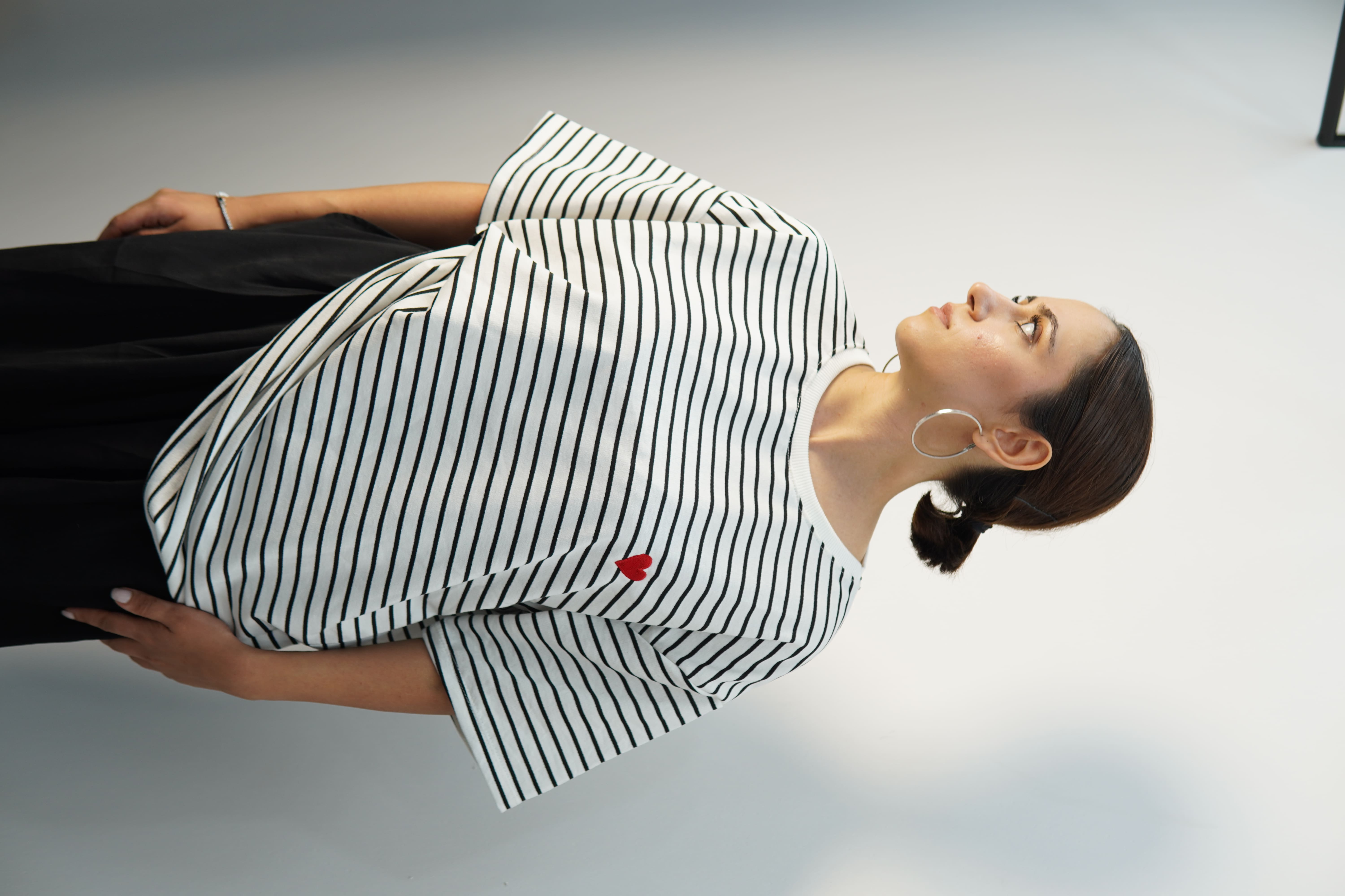 Kalp detaylı siyah çizgi detaylı beyaz tişört