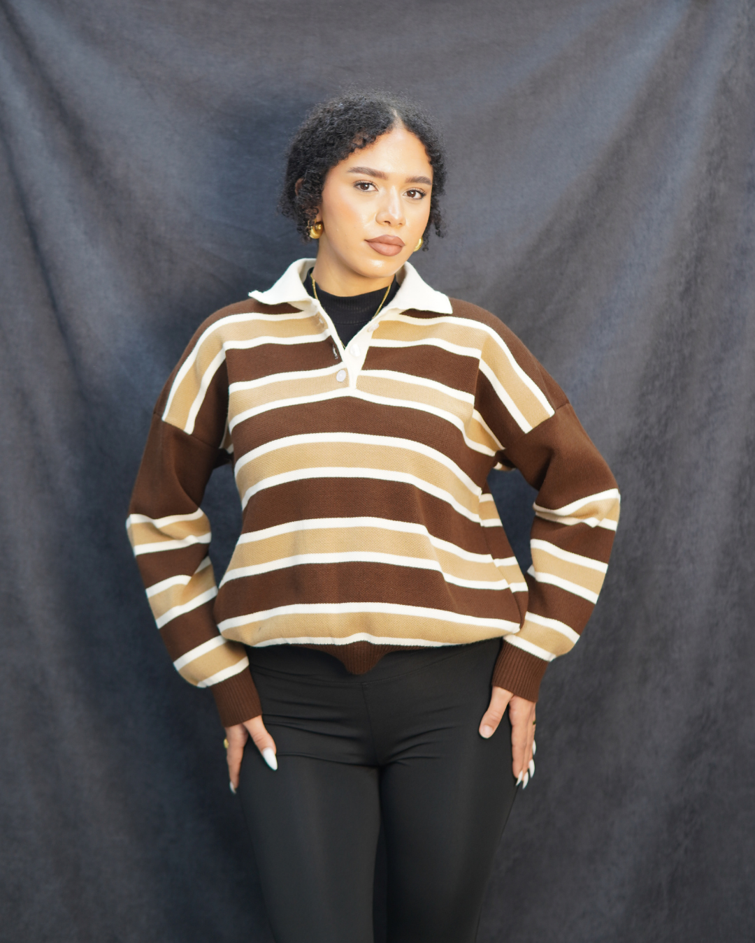 Kahverengi çizgili triko kazak