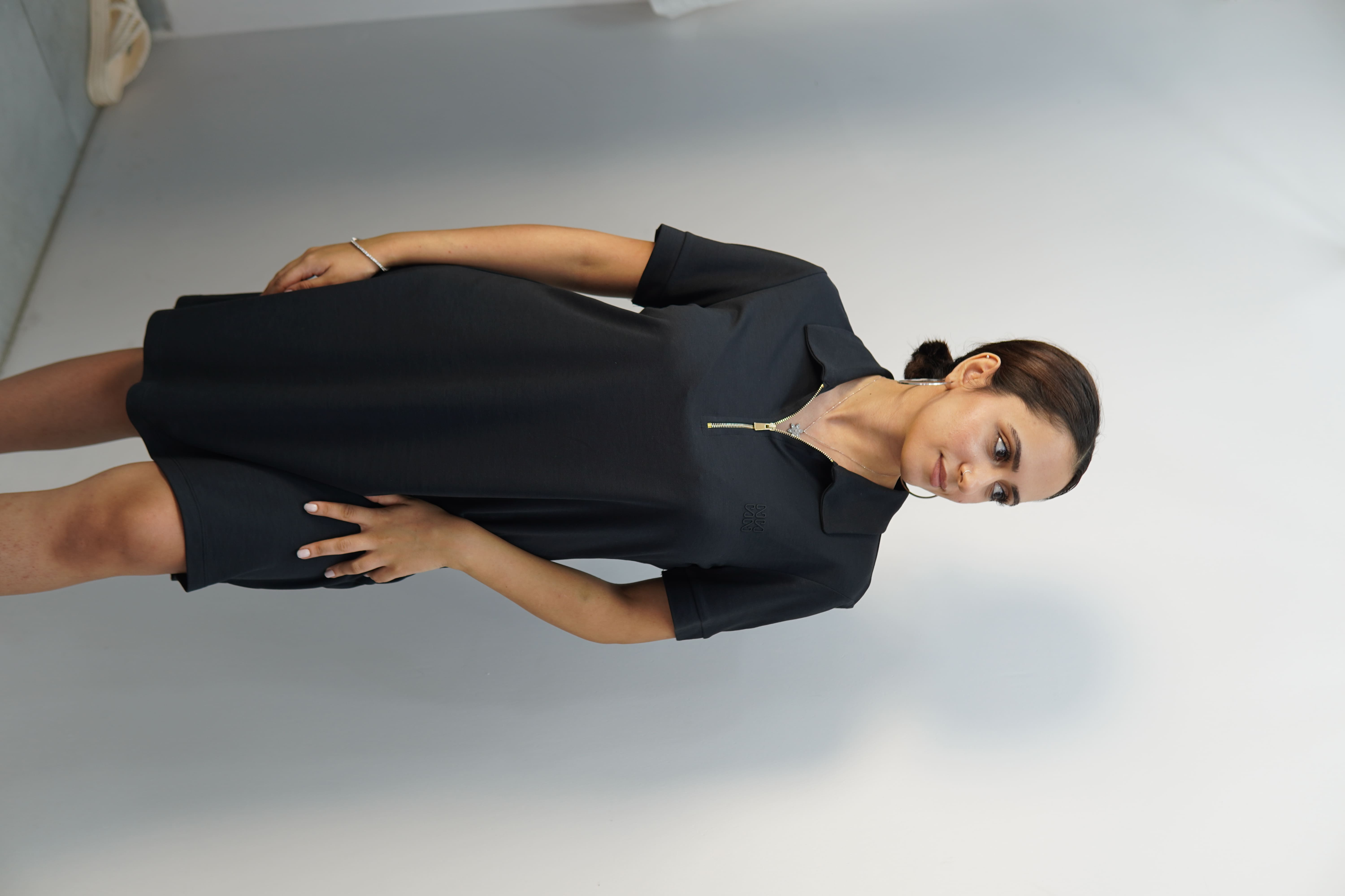 Siyah fermuar detaylı yakalı elbise 