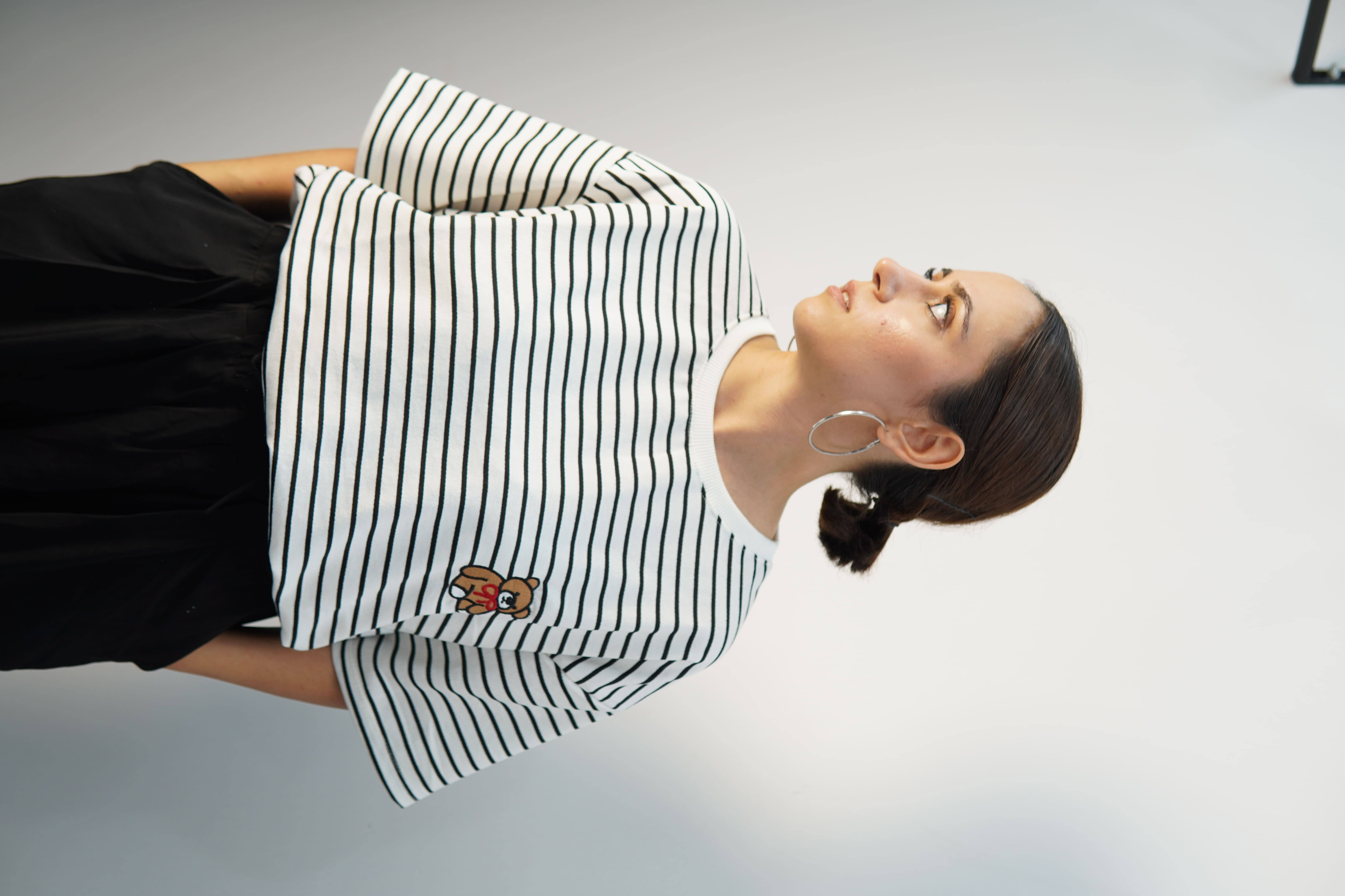 Ayıcık detaylı siyah çizgili beyaz tişört