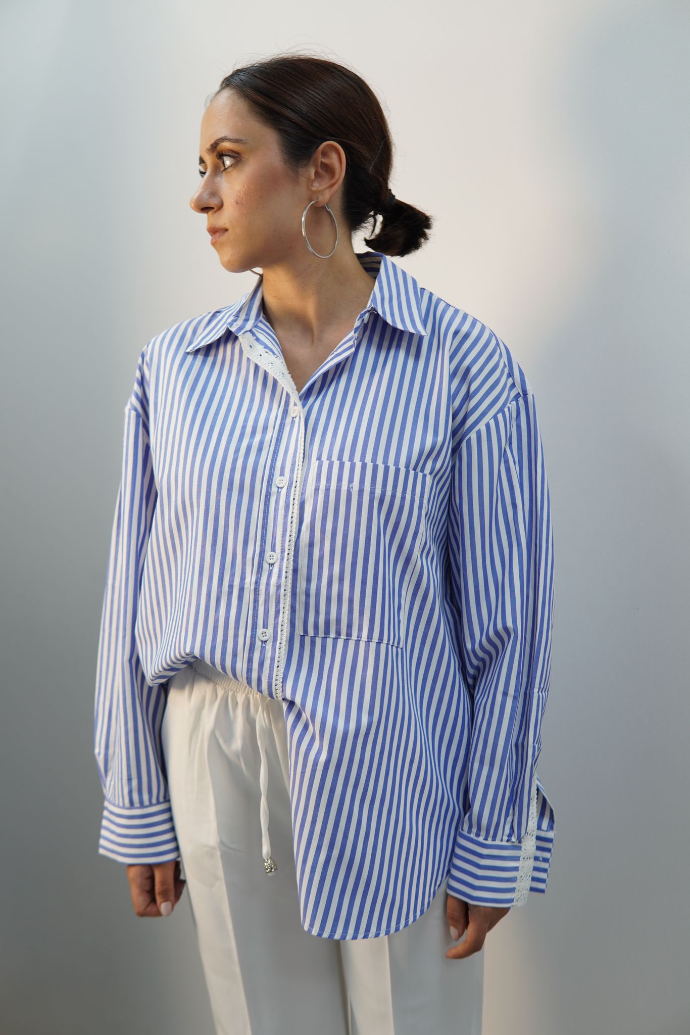 beyaz çizgili mavi gömlek 