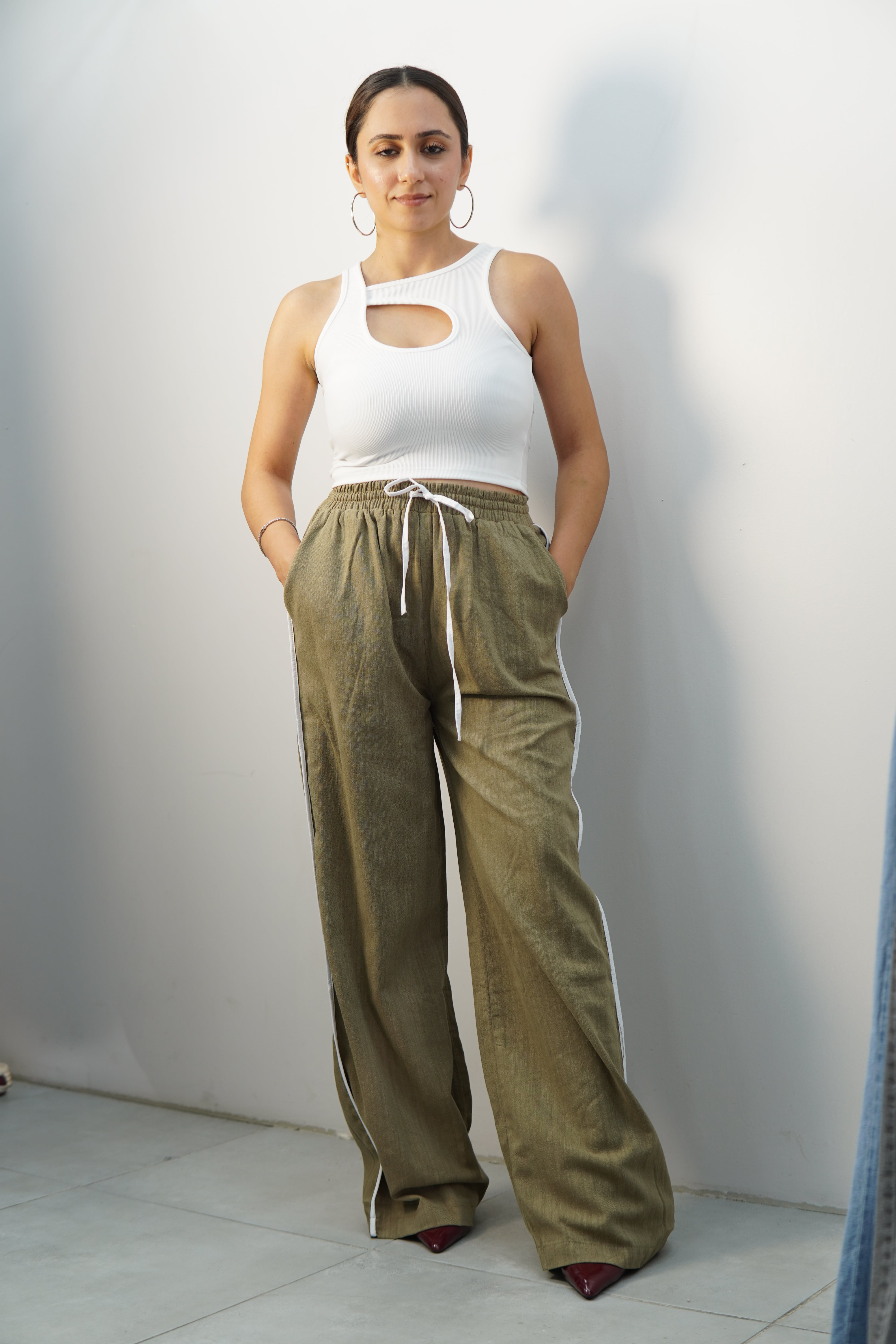 Beyaz yaka detaylı crop